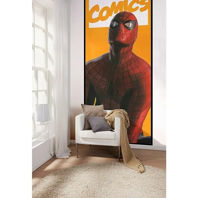 Komar Marvel Fototapete Spiderman Comic - B x H: 100 x 280 cm, Vlies - Ein stilvolles Wohnzimmer mit einem Spider-Man-Poster, das Comic-Nostalgie und modernes Design vereint. Der Raum wirkt einladend und einzigartig.