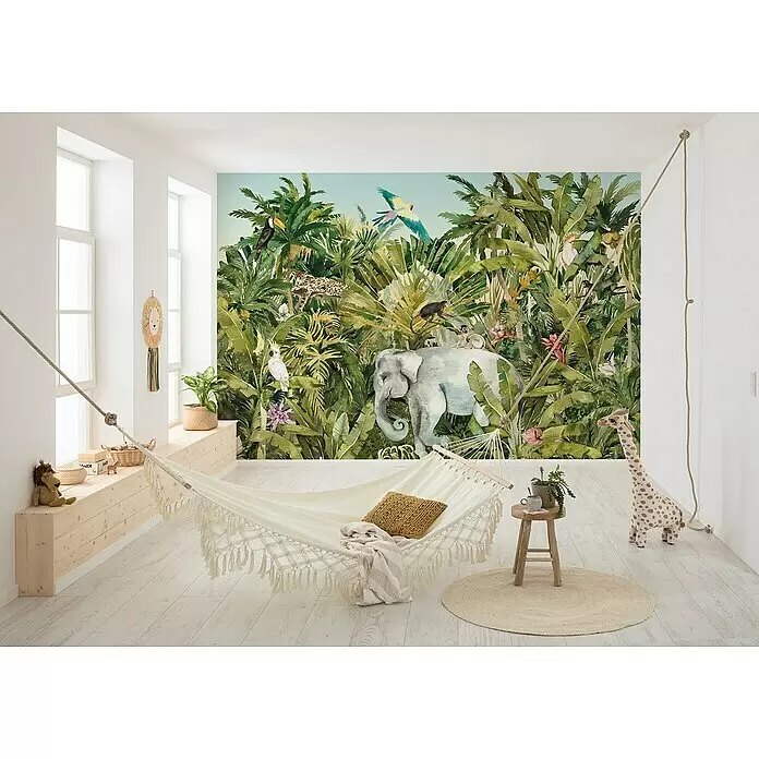 Komar Fototapete Jungle Expedition - B x H: 400 x 280 cm, Vlies - Eine cremefarbene Hängematte mit Quasten und Holzspreizstab in einem hellen Raum mit Dschungel-Tapete, mit Kissen und Decke.