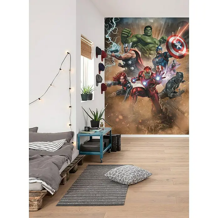 Komar Marvel Fototapete Avengers Superpower - B x H: 200 x 280 cm, Vlies - Wandbild mit den Avengers im modernen Schlafzimmer, das Abenteuer und Komfort vereint. Dekorative Elemente wie Lichterkette und Teppich ergänzen das Superhelden-Thema.