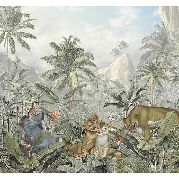 Komar Fototapete Lion King Hills - B x H: 300 x 280 cm, Vlies - Illustration eines üppigen Dschungels mit spielenden Löwen, einem Warzenschwein und exotischen Pflanzen unter einem bewölkten Himmel.