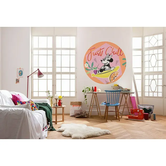Komar Fototapete rund Minnie Chill - 128 cm, Selbstklebend - Das Wohnzimmer verfügt über ein kreatives Wandbild mit Minnie Maus, eine Vintage-Nähmaschine und gemütliche Textilien für einen einladenden Raum.