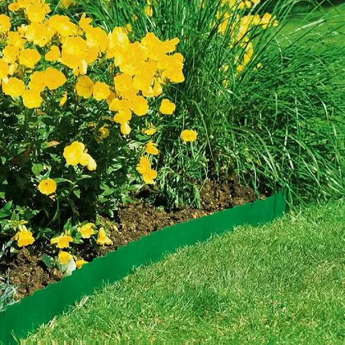 Gardena Beeteinfassung - 9 m x 20 cm, Grün - Bild einer Blumenrabatte mit einem grünen Rasenkantenband, das den Rasen vom Blumenbeet trennt.