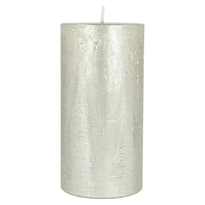 Stumpenkerze Nova Safe - Ø x H: 7 x 14 cm, Titan - Silberne Stumpenkerze mit unregelmäßiger Textur und kurzem Docht, die eine elegante und stimmungsvolle Atmosphäre erzeugt.