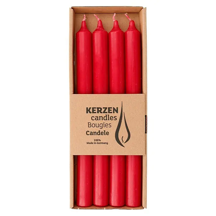 Stabkerzen-Set Rustic - 4 Stk., Ø x H: 2,2 x 25 cm, Rubinrot - Ein Karton mit roten KERZEN Kerzen Bougies Candele, hergestellt in Deutschland, für eine gemütliche Atmosphäre.