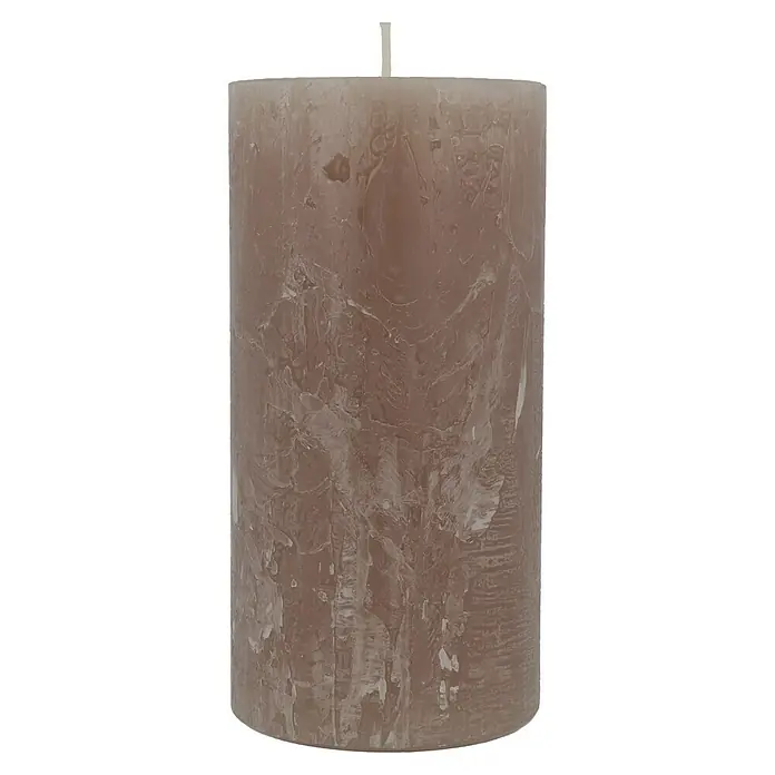 Stumpenkerze Rustic Safe - Ø x H: 7 x 14 cm, Stein - Nahaufnahme einer braunen Stumpenkerze mit unebener Textur und einem kurzen Docht, perfekt für gemütliche Atmosphäre.