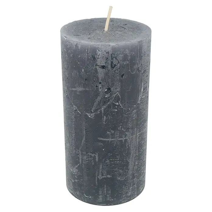 Stumpenkerze Rustic Safe - Ø x H: 7 x 14 cm, Anthrazit - Detailaufnahme einer unregelmäßigen grauen Stumpenkerze mit einem dicken Docht, die ein rustikales Ambiente vermittelt.