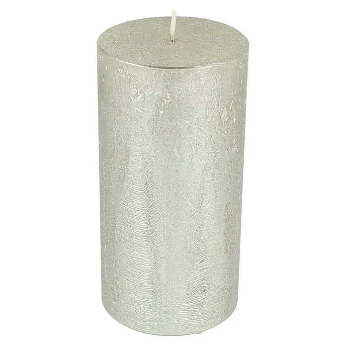 Stumpenkerze Nova Safe - Ø x H: 7 x 14 cm, Titan - Nahaufnahme einer dekorativen, silberfarbenen Stumpenkerze mit einer rustikalen Textur, die eine elegante und atmosphärische Beleuchtung verspricht.