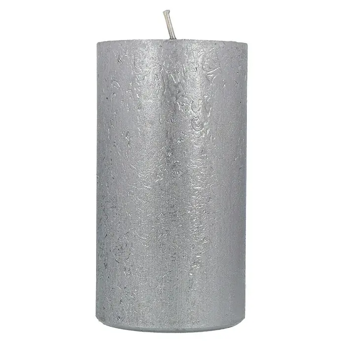 Stumpenkerze Nova Safe - Ø x H: 6 x 11 cm, Grau - Nahaufnahme einer silbernen Stumpenkerze, die mit ihrer schimmernden Oberfläche und dem einfachen Design eine elegante Atmosphäre schafft.