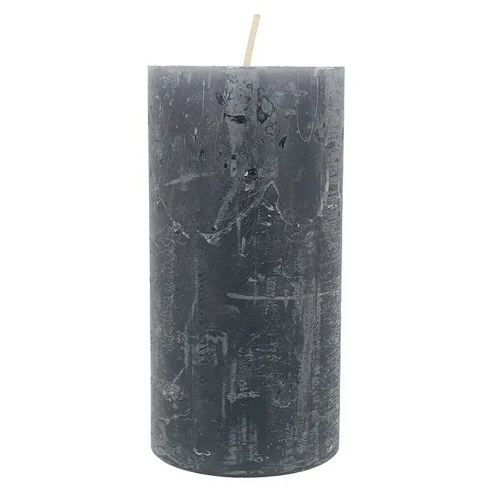 Stumpenkerze Rustic Safe - Ø x H: 7 x 14 cm, Anthrazit - Eine dunkle Stumpenkerze mit einer rauen, unebenen Oberfläche und einem kurzen, hellen Docht, ideal für stimmungsvolle Beleuchtung.