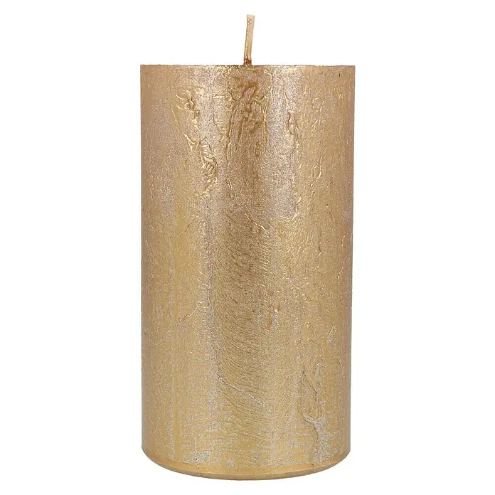 Stumpenkerze Nova Safe - Ø x H: 6 x 11 cm, Antikgold - Nahaufnahme einer goldenen Stumpenkerze mit unregelmäßiger Textur und kurzem Docht vor schwarzem Hintergrund.