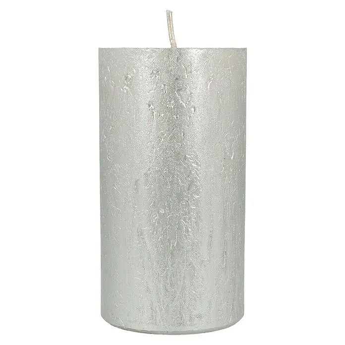 Stumpenkerze Nova Safe - Ø x H: 6 x 11 cm, Titan - Silberne Stumpenkerze mit einer unregelmäßigen, strukturierten Oberfläche und einem kurzen Docht oben. Ideal für stimmungsvolle Beleuchtung.