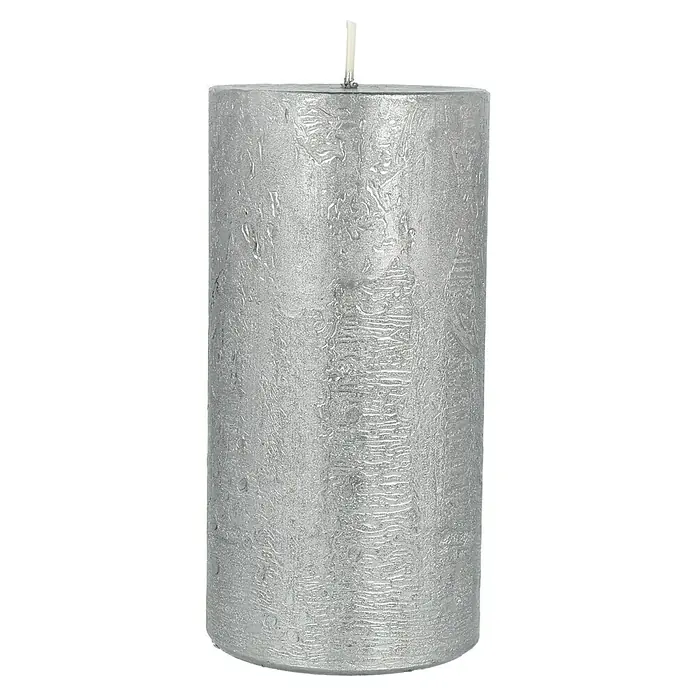 Stumpenkerze Nova Safe - Ø x H: 7 x 14 cm, Grau - Silberne Stumpenkerze mit unregelmäßiger Textur und Docht oben. Die Kerze hat eine zylindrische Form und steht aufrecht.