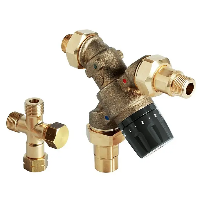 Grohe Mischventil Red - Kunststoff, Passend für: Grohe Red Boiler - Nahaufnahme eines Thermostatventils und eines Messing-T-Stücks auf schwarzem Hintergrund.