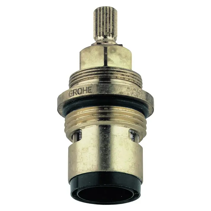 Grohe Oberteil - ¾″, Messing, Höhe: 8 cm, Anschlag rechts - Nahaufnahme einer Grohe Armaturenkartusche mit Messinggehäuse, O-Ring und gerändelter Spindel vor schwarzem Hintergrund.