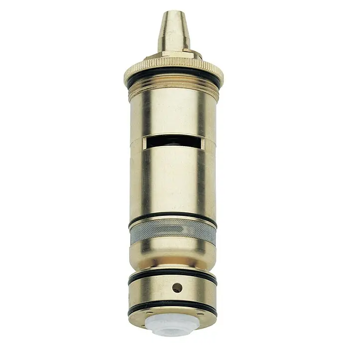 Grohe Thermoelement - ½″, Passend für: Grohe Grohmix Thermostate - Nahaufnahme einer Armaturenkartusche aus Messing mit schwarzem Hintergrund.