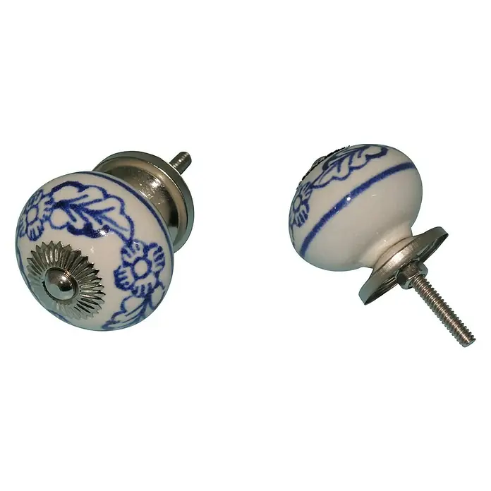 Möbelknopf HC-119 - Typ Möbelgriff: Knopf, Durchmesser: 40 mm, Weiß/Blau - Nahaufnahme von zwei Porzellanknäufen mit blauen Blumenmustern und silbernen Beschlägen auf schwarzem Hintergrund.