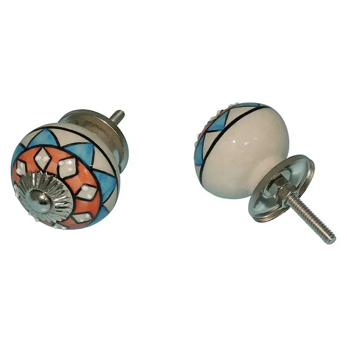 Möbelknopf HF-103 - Typ Möbelgriff: Knopf, Durchmesser: 40 mm, Orange/Blau - Nahaufnahme von zwei dekorativen Keramik-Möbelknöpfen mit farbenfrohen Mustern und Metallsockeln auf schwarzem Hintergrund.