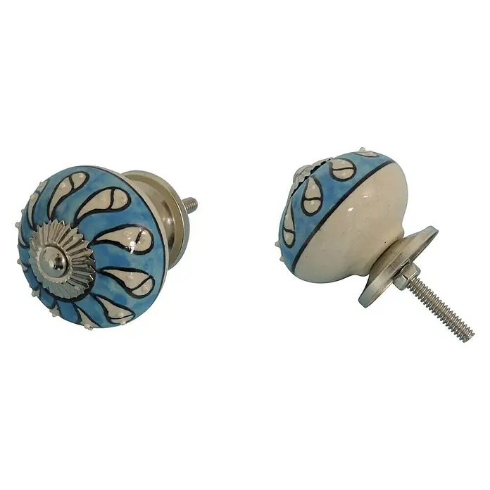 Möbelknopf HF-104 - Typ Möbelgriff: Knopf, Durchmesser: 40 mm, Blau - Zwei blaue Keramikknöpfe mit weißem Dekor und silberner Metallbasis auf schwarzem Hintergrund.