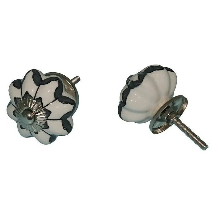 Möbelknopf HC-135 - Typ Möbelgriff: Knopf, Durchmesser: 44 mm, Schwarz/Weiß - Nahaufnahme von zwei dekorativen Keramikmöbelknöpfen mit Blumenmuster und silberfarbener Hardware auf schwarzem Hintergrund.