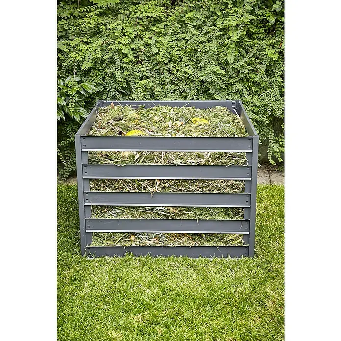 Gardol Komposter - 600 l, 93 x 93 x 70 cm - Der quadratische Kompostbehälter aus grauem Metall ist mit Gartenabfällen gefüllt und steht im Grünen.