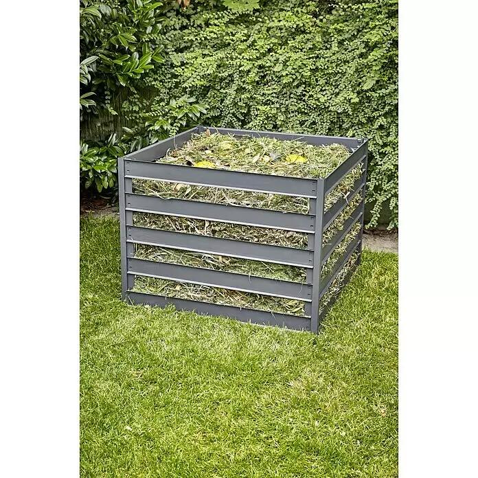 Gardol Komposter - 600 l, 93 x 93 x 70 cm - Grauer Lattenkomposter, gefüllt mit Gartenabfällen.