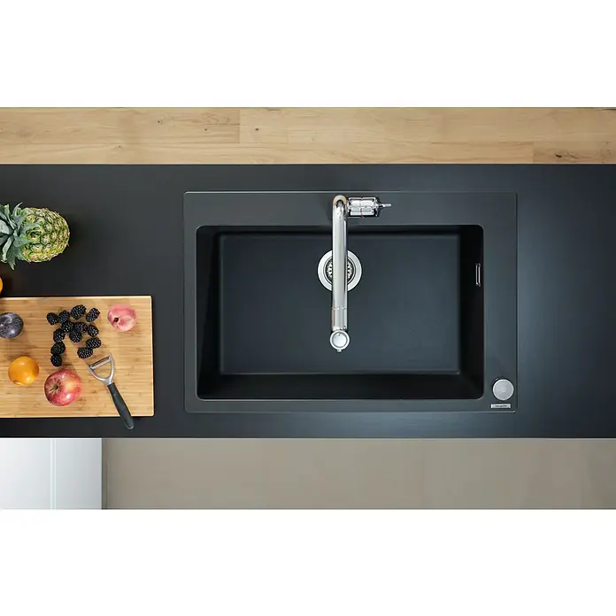 Hansgrohe Botón giratorio excéntrico - Diámetro: 44 cm, Apto para: Fregaderos de acero inoxidable - Vista desde arriba de un fregadero con grifo, tabla de cortar con frutas. Fregadero de cocina moderno hecho de material duradero para un diseño elegante.