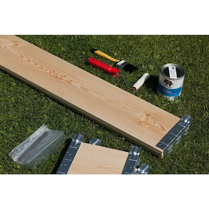 Gardol Hochbeetumrandung Palettenrahmen - L x B x H: 80 x 60 x 20 cm, Holz, Natur - Blick auf Holzbretter, Farbpinsel, Farbroller und einen Farbeimer der Marke Caparol PU-Satin auf einer grünen Grasfläche.
