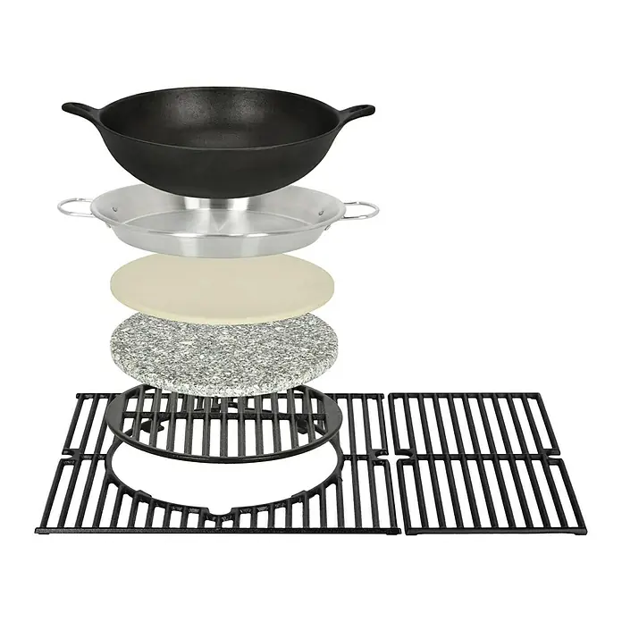 Kingstone KMS Grillplatte Heißer Stein - Durchmesser: 30 cm, Cordierit, Stein - Produktansicht von Grillzubehör, bestehend aus Wok, Pfanne, Steinplatte und Grillrost. Das Zubehör ist für vielseitiges Grillen geeignet.