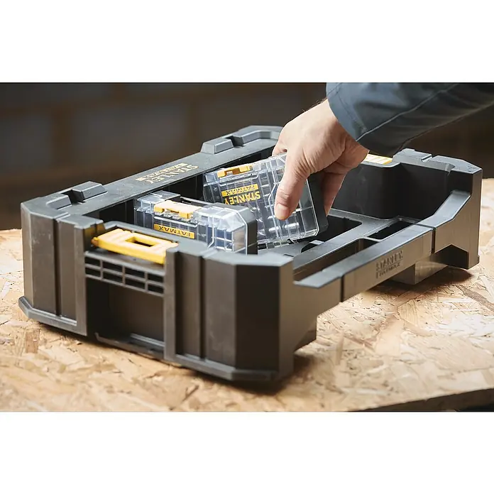 Stanley FatMax Bit-Set STA88560-XJ - 40 -tlg. - Stanley Fatmax Werkzeugkoffer mit durchsichtigen Einsätzen wird von einer Hand bestückt. Ideal zur Aufbewahrung von Kleinteilen in der Werkstatt.