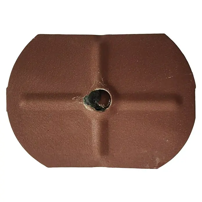 Anclaje para atornillar placas Coppo Piano - Rojo envejecido, 50 ud. - Primer plano de una arandela marrón con un agujero en el centro, utilizada para fijar objetos en su lugar.