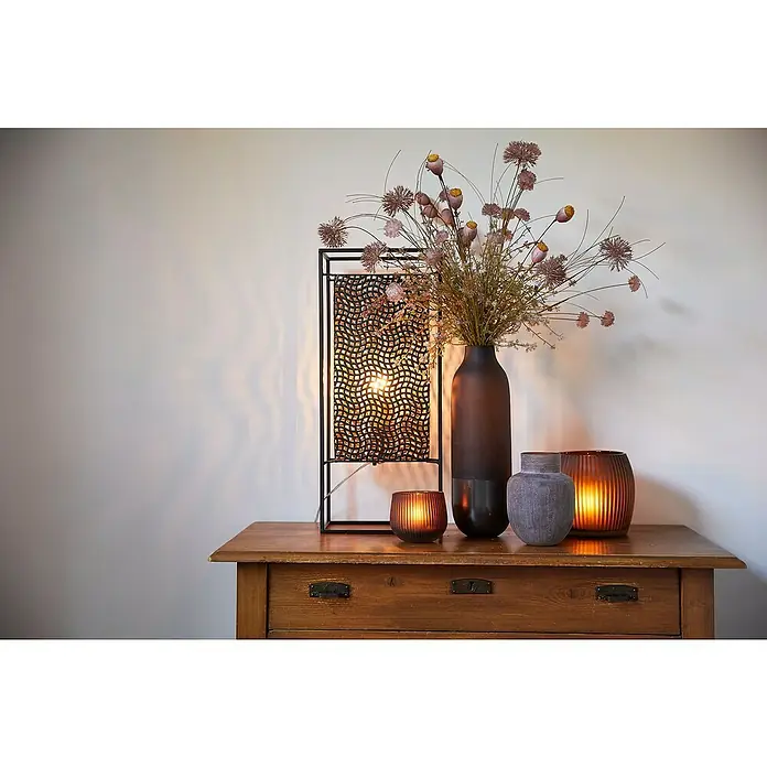 Stehleuchte40 W, Höhe: 76 cm, Schwarz - Eine Nahaufnahme eines Tisches mit einer Lampe, zwei Vasen und zwei dekorativen Kerzenhaltern, die eine warme und gemütliche Atmosphäre schaffen.