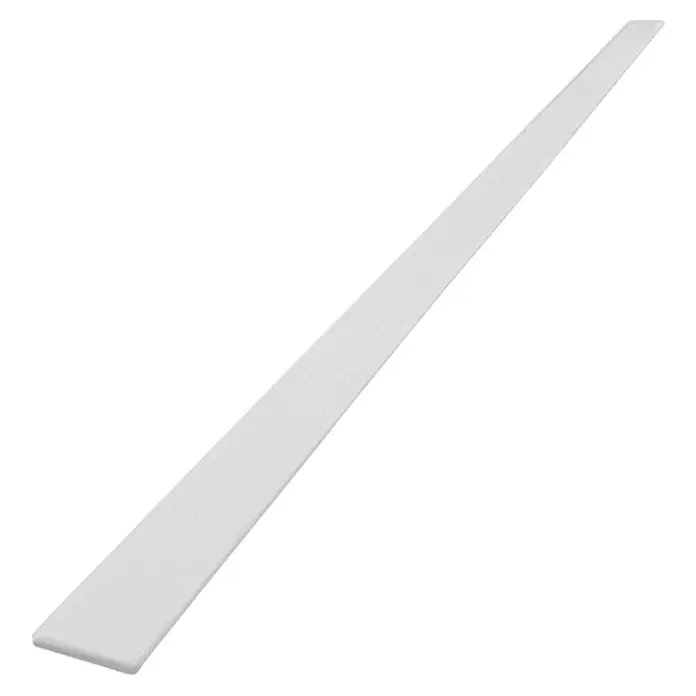 Segellatte - 2 m x 24 mm, Kunststoff - Lange, weiße Holzleiste auf schwarzem Hintergrund. Ideal für Bauprojekte und Heimwerker, vielseitig einsetzbar.