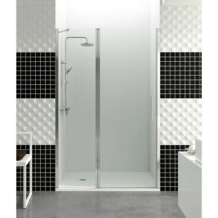 GME Mampara de ducha frontal Open Combi D - 100 x 195 cm, Espesor de vidrio: 6 mm, Plata brillo, An x Al: 100 (50/50) x 195 cm - Imagen que muestra una moderna cabina de ducha con puertas correderas, rodeada de elegantes azulejos blancos y negros, que dan un aspecto elegante al baño.