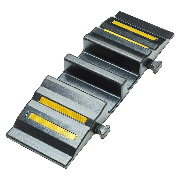 Schlauchbrücke - Passend für: Schläuche bis Außendurchmesser 100 mm - Schwellenrampe aus Gummi mit gelben Markierungen. Ideal zur Reduzierung der Fahrzeuggeschwindigkeit.