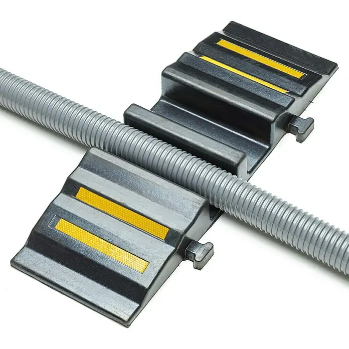 Schlauchbrücke - Passend für: Schläuche bis Außendurchmesser 100 mm - Kabelbrücke mit zwei Kanälen und gelben Markierungen für den Innen- und Außenbereich.