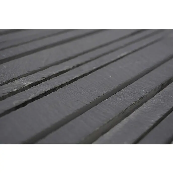 Mosaikfliese Stäbchen MOS SL 189 - 30 x 30 cm, Schwarz, Matt - Nahaufnahme von grauen Schieferplatten, die parallel angeordnet sind. Ideal für Texturen oder Hintergründe im Bau- und Designbereich.
