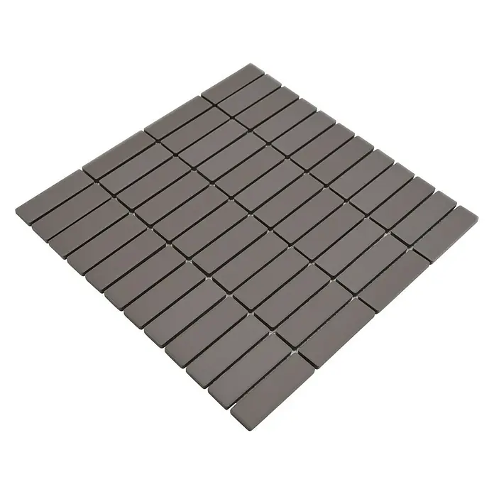 Mosaikfliese Stäbchen Uni CU ST 031 - 29,7 x 29 cm, Grau, Matt - Nahaufnahme eines Musters aus grauen Mosaikfliesen, die in einem sich wiederholenden, geometrischen Muster angeordnet sind. Das Fliesenmuster hat dunkle Fugenlinien.