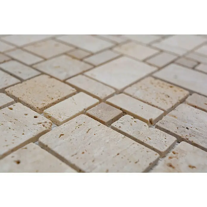 Mosaikfliese NCT 414 - 30,5 x 30,5 cm, Beige, Matt - Nahaufnahme von Travertin-Mosaikfliesen in verschiedenen Formen und Größen, die ein natürliches, strukturiertes Design für den Innenbereich bieten.