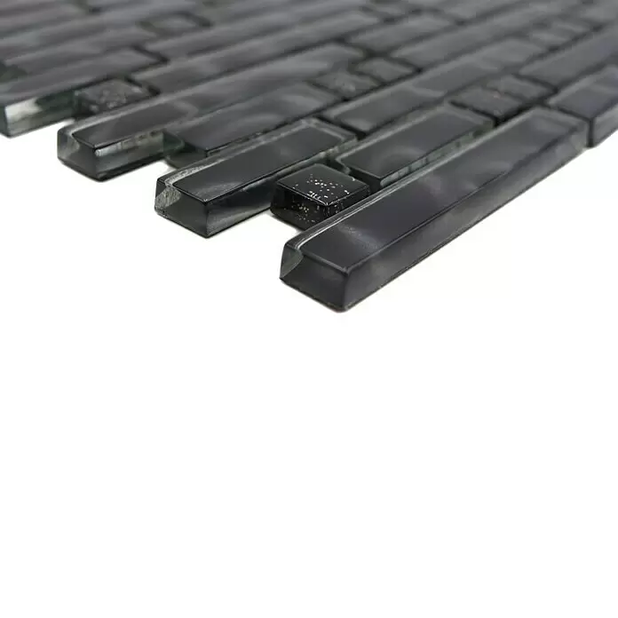 Mosaikfliese Verbund Crystal Chic XCM MV708 - 29,8 x 30,4 cm, Glänzend - Dunkelgraue und schwarze Glasmosaikfliesen. Eine Mischung aus glatten rechteckigen und quadratischen Teilen mit dezentem Glitzereffekt, im Versatzmuster angeordnet.