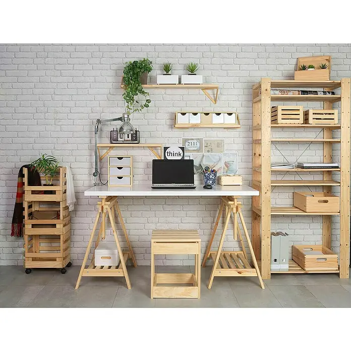 Astigarraga Holzbock Architekt - Tragkraft: 400 kg, Höhe: 70 cm, Kiefer, Natur - Ein heller Arbeitsbereich mit einem weißen Schreibtisch, Holzregalen und Grünpflanzen vor einer Ziegelwand.