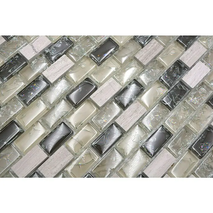 Mosaikfliese Crystal Mix XIC B1152 - 30 x 28,5 cm, Grau/Grün, Glänzend - Nahaufnahme eines Mosaiks mit rechteckigen Glas- und Steinstücken in Grau-, Beige- und Weißtönen.