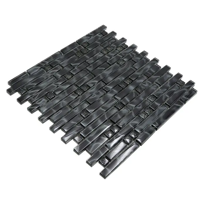 Mosaikfliese Verbund Crystal Chic XCM MV708 - 29,8 x 30,4 cm, Glänzend - Nahaufnahme einer dunklen Mosaikfliese mit rechteckigen und quadratischen Elementen, ideal für moderne Innenräume.