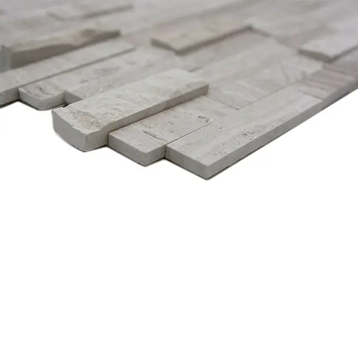 Selbstklebemosaik SAM 4NM12 - 30,5 x 30,5 cm, Grau/Weiß, Matt - Ein detailliertes Bild einer dreidimensionalen Wandverkleidung aus hellgrauem Naturstein, die ein modernes und strukturiertes Aussehen verleiht.
