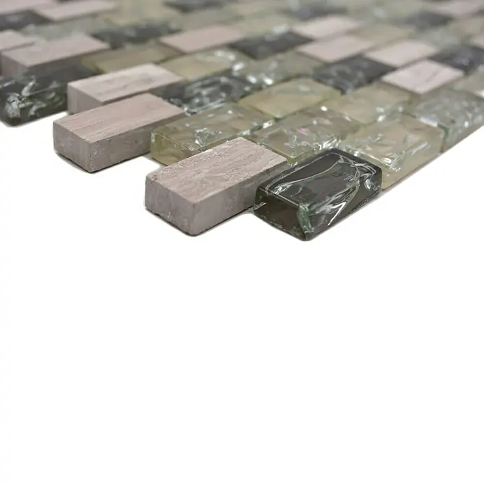 Mosaikfliese Crystal Mix XIC B1152 - 30 x 28,5 cm, Grau/Grün, Glänzend - Nahaufnahme eines Mosaiks mit rechteckigen Steinen in Grau- und Beigetönen, die ein elegantes Muster bilden. Ideal für stilvolle Wand- und Bodengestaltung.