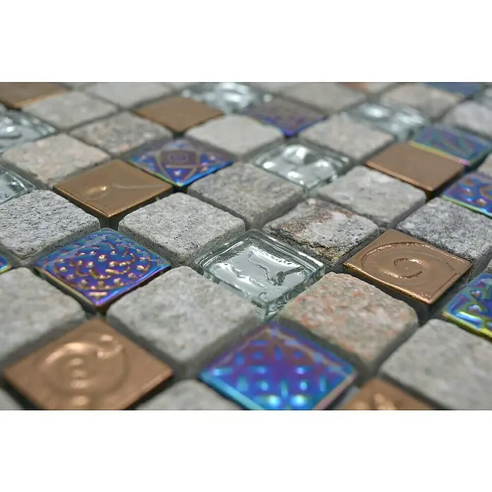 Mosaikfliese Quadrat Crystal Mix XCM CR37 - 29,8 x 29,8 cm, Grau, Matt - Nahaufnahme von Mosaikfliesen mit Stein-, Glas- und Kupferelementen, die eine vielseitige Textur und Reflexion erzeugen.