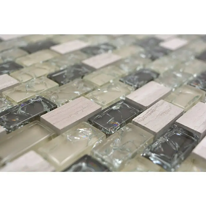 Mosaikfliese Crystal Mix XIC B1152 - 30 x 28,5 cm, Grau/Grün, Glänzend - Nahaufnahme von rechteckigen Mosaikfliesen aus Glas und Stein in Grau- und Beigetönen.