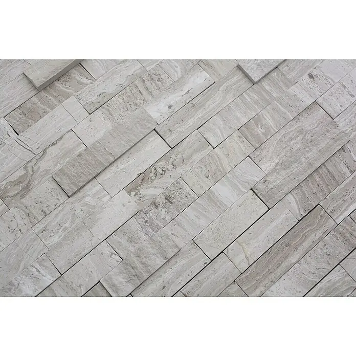 Selbstklebemosaik SAM 4NM12 - 30,5 x 30,5 cm, Grau/Weiß, Matt - Nahaufnahme einer Wand mit stilvollen, hellgrauen Travertin-Mosaikfliesen im rechteckigen Format, die ein elegantes Design ergeben.