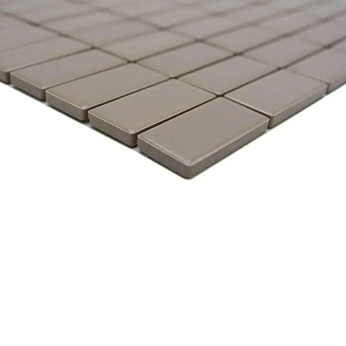 Mosaikfliese Stäbchen Uni ST 415 - 29,8 x 29,8 cm, Beige/Braun, Matt - Detailaufnahme von rechteckigen, braunen Keramikfliesen, die ein elegantes und modernes Design für Innenräume bieten.