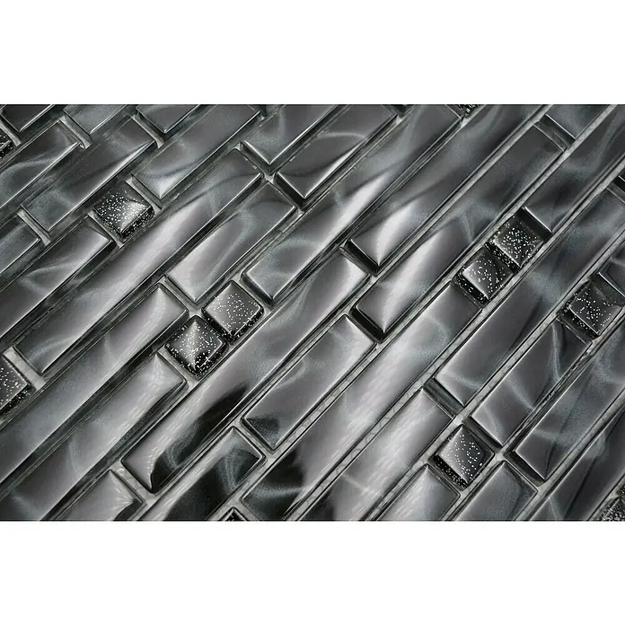 Mosaikfliese Verbund Crystal Chic XCM MV708 - 29,8 x 30,4 cm, Glänzend - Nahaufnahme von grauen Mosaikfliesen mit rechteckigen und quadratischen Formen, ideal für moderne Wandverkleidungen in Küche oder Bad.