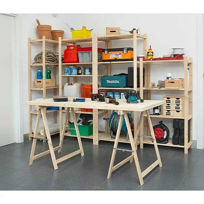 Astigarraga Holzklappbock StandardTragkraft: 400 kg, Höhe: 74 cm, Kiefer - Werkstatteinrichtung mit Holztisch und Regalen, gefüllt mit Werkzeugen und Materialien, die für Heimwerkerprojekte bereitstehen.